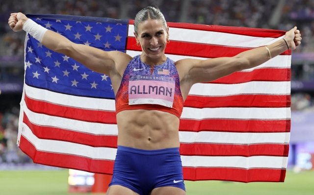 epa11528761 Valarie Allman of the USA celebrates winning the Women Discus Throw final of the Athletics competitions in the Paris 2024 Olympic Games, at the Stade de France stadium in Saint Denis, France, 05 August 2024.  EPA/RONALD WITTEK