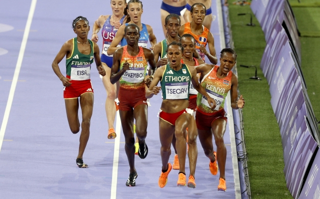 epaselect epa11528744 Gudaf Tsegay of Ethiopia and Faith Kipyegon (R) of Kenya compete in the Women 5000m final of the Athletics competitions in the Paris 2024 Olympic Games, at the Stade de France stadium in Saint Denis, France, 05 August 2024.  EPA/FRANCK ROBICHON