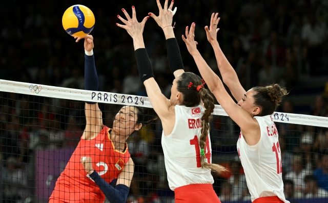 Turkey's #14 Eda Erdem Dundar and Turkey's #12 Elif Sahin jump to block the ball from China's #02 Zhu Ting (L) during the volleyball women's quarter-final match between China and Turkey during the Paris 2024 Olympic Games at the South Paris Arena 1 in Paris on August 6, 2024. (Photo by Natalia KOLESNIKOVA / AFP)