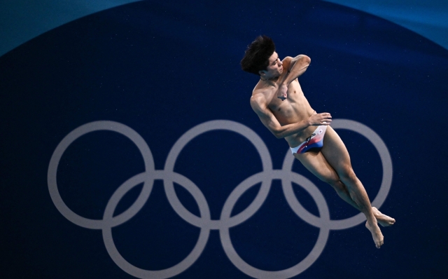 South Korea's Yi Jae-gyeong competes in the men's 3m springboard diving preliminary during the Paris 2024 Olympic Games at the Aquatics Centre in Saint-Denis, north of Paris, on August 6, 2024. (Photo by Manan VATSYAYANA / AFP)