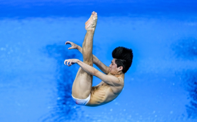 South Korea's Yi Jae-gyeong competes in the men's 3m springboard diving preliminary at the 2024 Summer Olympics, Tuesday, Aug. 6, 2024, in Saint-Denis, France. (AP Photo/Dar Yasin)