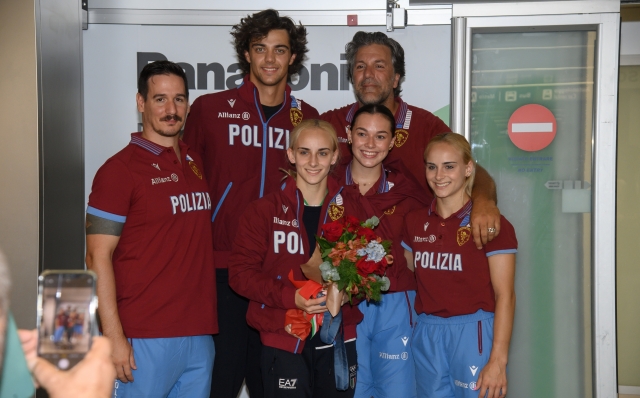 Thomas Ceccon e Alice DAmato,atleti medaglisti alle Olimpiadi di Parigi 2024, allarrivo presso laeroporto di Linate  - Martedì 06 Agosto 2024  (Foto Claudio Furlan/Lapresse)     Thomas Ceccon and Alice D'Amato,athletes medalists at the Paris 2024 Olympics, upon arrival at Linate airport - Tuesday, Aug. 06, 2024  (Photo Claudio Furlan/Lapresse)    - Arrivo degli atleti medaglisti alle Olimpiadi di Parigi 2024 presso laeroporto di Linate - fotografo: furlan