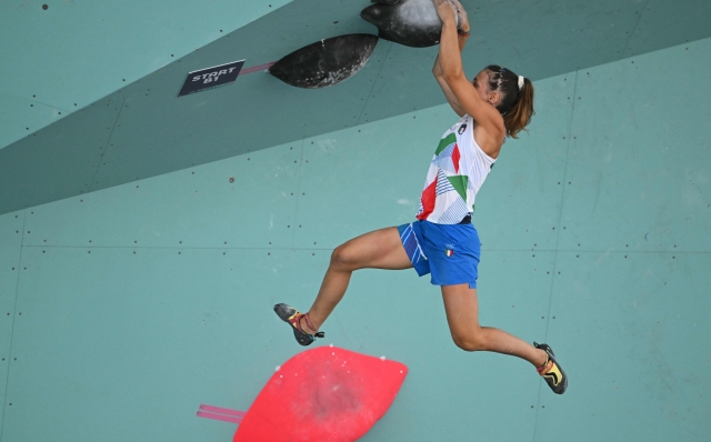 Italy's Camilla Moroni competes in the women's sport climbing boulder semi final during the Paris 2024 Olympic Games at Le Bourget Sport Climbing Venue in Le Bourget on August 6, 2024. (Photo by Fabrice COFFRINI / AFP)