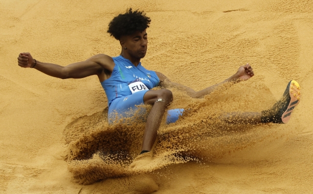 epa11524038 Mattia Furlani of Italy competes in the Men Long Jump Qualification of the Athletics competitions in the Paris 2024 Olympic Games, at the Stade de France stadium in Saint Denis, France, 04 August 2024.  EPA/YOAN VALAT