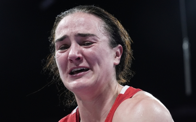 Ireland's Kellie Harrington, celebrates after defeating Brazil's Beatriz Soares in their women's 60kg semifinal boxing match at the 2024 Summer Olympics, Saturday, Aug. 3, 2024, in Paris, France. (AP Photo/John Locher)