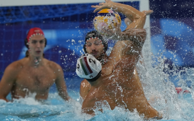 Italy's Francesco Di Fulvio makes an attempt to score during a men's quarterfinal match between Italy and Hungary, at the 2024 Summer Olympics, Wednesday, Aug. 7, 2024, in Paris. (AP Photo/Luca Bruno)