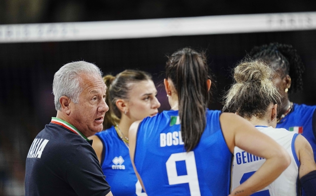 Julio Velasco during the Group C women's volleyball match between Italy and Turkey at the 2024 Summer Olympics, Sunday, Aug. 4, 2024, in Paris, France. (AP Photo/Dolores Ochoa)