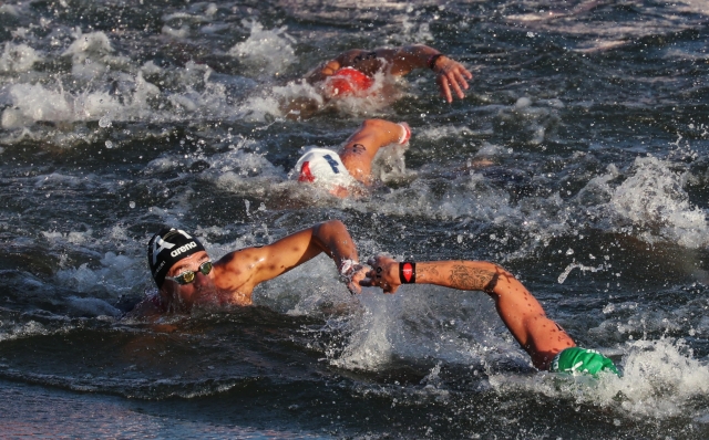 epa11538587 Kristof Rasovszky of Hungary (front R) and Gregorio Paltrinieri of Italy (front L) compete during the Men's 10km Marathon Swimming final of the Marathon Swimming competitions in the Paris 2024 Olympic Games, at the Pont Alexadre III in Paris, France, 09 August 2024.  EPA/DANIEL IRUNGU