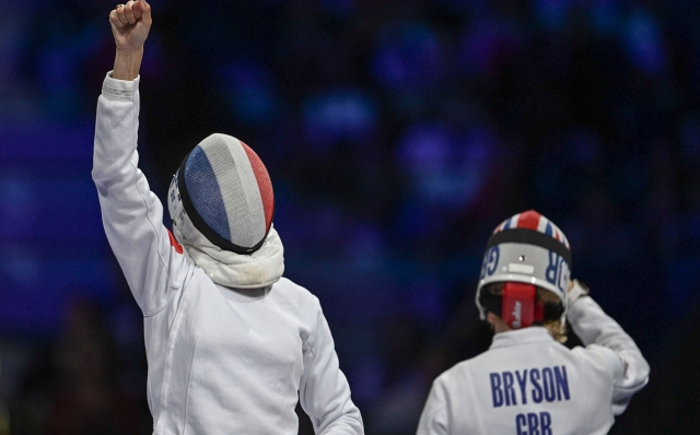 Britain's Kerenza Bryson (L) and France's Elodie Clouvel compete in the women's individual fencing ranking round modern pentathlon during the Paris 2024 Olympic Games at the North Paris Arena in Villepinte on August 8, 2024. (Photo by Mauro PIMENTEL / AFP)