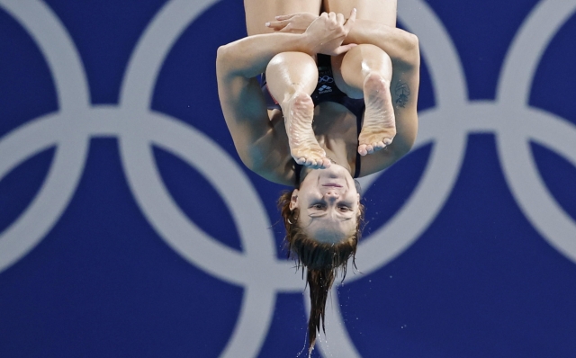 epa11539572 Chiara Pellacani of Italy competes in the Women 3m Springboard Final of the Diving competitions in the Paris 2024 Olympic Games, at the Paris Aquatics Centre in Saint Denis, France, 09 August 2024.  EPA/TOLGA AKMEN