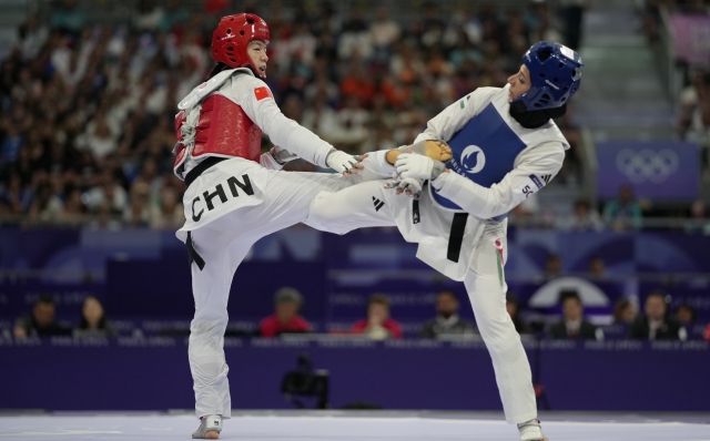 Jordan's Julyana Alsadeq competes with China's Song Jie in a women's 67kg Taekwondo quarterfinal match during the 2024 Summer Olympics, at the Grand Palais, Friday, Aug. 9, 2024, in Paris, France. (AP Photo/Andrew Medichini)