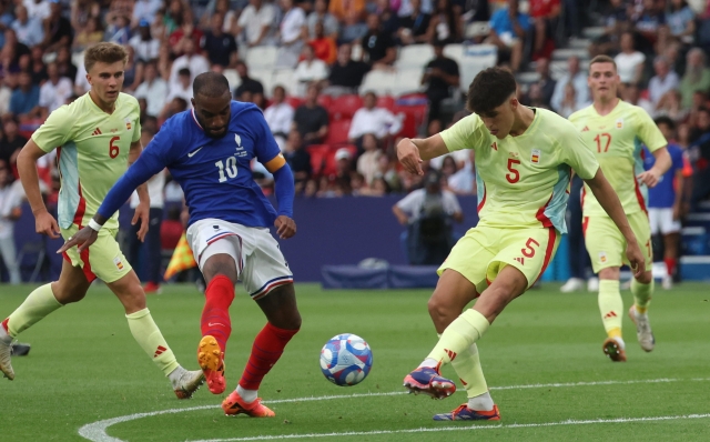 epa11540427 Alexandre Lacazette of France (L) in action against Pau Cubarsi of Spain (R) during the Gold medal match between France and Spain, of the Soccer competitions in the Paris 2024 Olympic Games, at the Parc des Princes stadium in Paris, France, 09 August 2024.  EPA/MOHAMMED BADRA