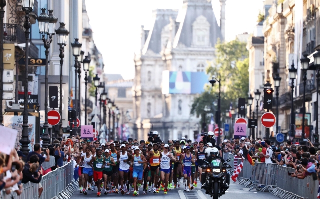 epa11541576 Athletes compete at the start of the Men's Marathon of the Athletics competitions in the Paris 2024 Olympic Games, at Hotel de Ville in Paris, France, 10 August 2024.  EPA/ANNA SZILAGYI