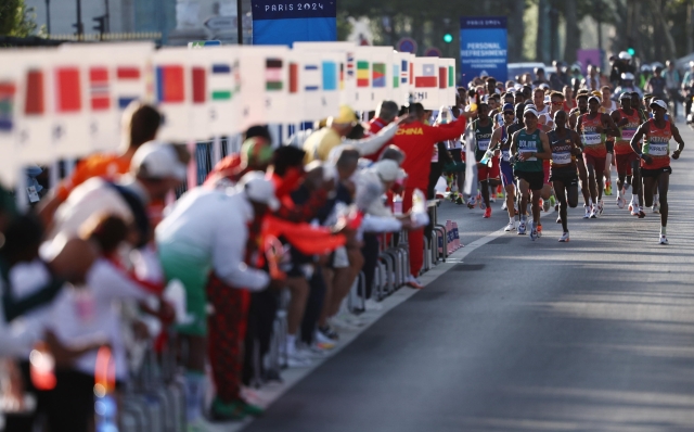 epa11541601 Atheletes compete during the Men's Marathon event of the Athletics competitions in the Paris 2024 Olympic Games in Paris, France, 10 August 2024.  EPA/ANNA SZILAGYI