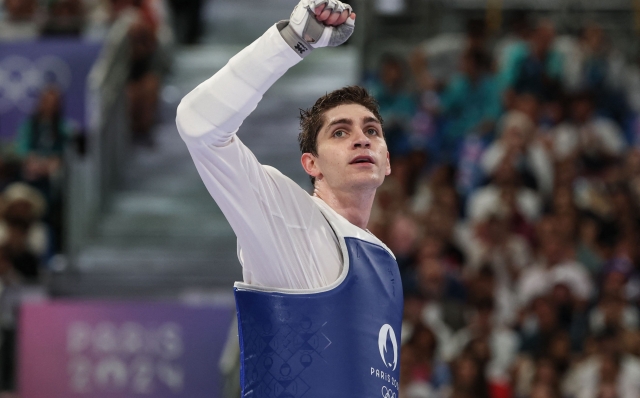 US' Jonathan Healy celebrates after winning in the taekwondo men's +80kg round of 16 bout of the Paris 2024 Olympic Games at the Grand Palais in Paris on August 10, 2024. (Photo by David GRAY / AFP)