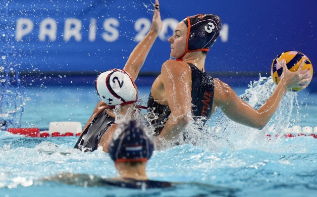 Netherland's Brigitte Sleeking, right, battles for the ball with United States' Madeline Musselman during a women's Bronze medal match at the 2024 Summer Olympics, Saturday, Aug. 10, 2024, in Paris. (AP Photo/Luca Bruno)    Associated Press / LaPresse Only italy and Spain