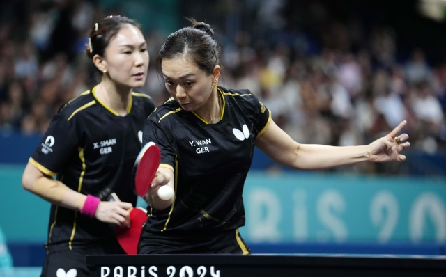 Germany's Yuan Wan, foreground, and Xiaona Shan play against South Korea's Shin Yubin and Jeon Jihee during the women's bronze medal team table tennis match at the 2024 Summer Olympics, Saturday, Aug. 10, 2024, in Paris, France. (AP Photo/Petros Giannakouris)    Associated Press / LaPresse Only italy and Spain