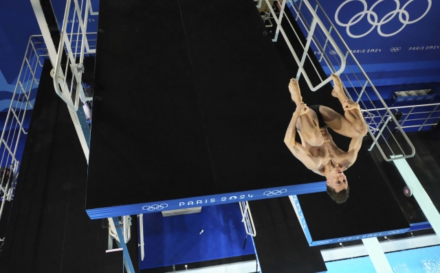 Britain's Noah Williams competes in the men's 10m platform semifinal at the 2024 Summer Olympics, Saturday, Aug. 10, 2024, in Saint-Denis, France. (Stefan Wermuth/Pool Photo via AP)    Associated Press / LaPresse Only italy and Spain