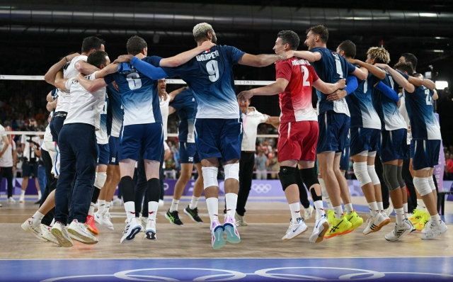 France's players celebrate after winning the men's volleyball gold medal match between France and Poland at the South Paris Arena 1 in Paris during the Paris 2024 Olympic Games on August 10, 2024. (Photo by Mauro PIMENTEL / AFP)