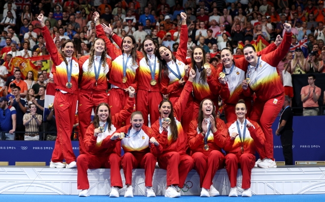 NANTERRE, FRANCE - AUGUST 10: Gold Medalists of Team Spain pose on the podium during the Women?s Water Polo medal ceremony after the Women's Gold Medal match between Team Australia and Team Spain on day fifteen of the Olympic Games Paris 2024 at Paris La Defense Arena on August 10, 2024 in Nanterre, France. (Photo by Quinn Rooney/Getty Images)