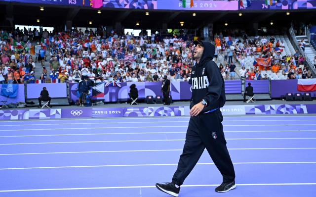 Italy's Gianmarco Tamberi arrives at Stade de France prior to the men's high jump final of the athletics event at the Paris 2024 Olympic Games in Saint-Denis, north of Paris, on August 10, 2024. (Photo by Kirill KUDRYAVTSEV / AFP)