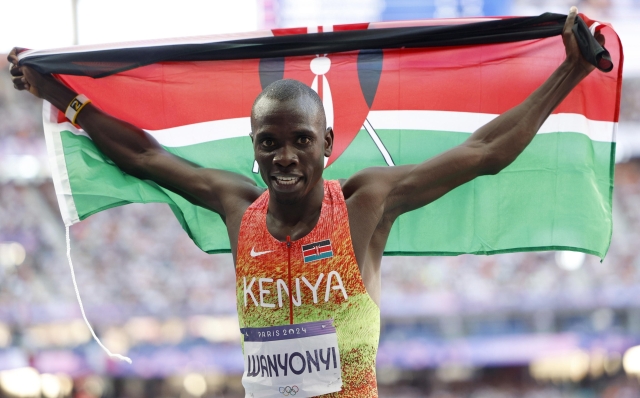 epa11543521 Emmanuel Wanyonyi of Kenya celebrates after winning the Men 800 final of the Athletics competitions in the Paris 2024 Olympic Games, at the Stade de France stadium in Saint Denis, France, 10 August 2024.  EPA/FRANCK ROBICHON