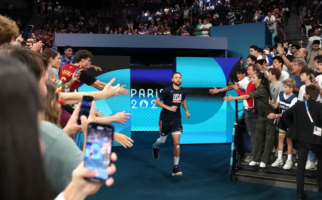 PARIS, FRANCE - AUGUST 10: Stephen Curry #4 of Team United States runs onto the court during the Men's Gold Medal game between Team France and Team United States on day fifteen of the Olympic Games Paris 2024 at Bercy Arena on August 10, 2024 in Paris, France. (Photo by Ezra Shaw/Getty Images)