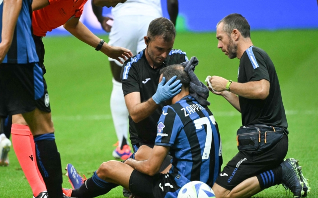 Atalanta's Italian defender #77 Davide Zappacosta is being treated during the UEFA Super Cup football match between Real Madrid and Atalanta BC in Warsaw, on August 14, 2024. (Photo by Sergei GAPON / AFP)