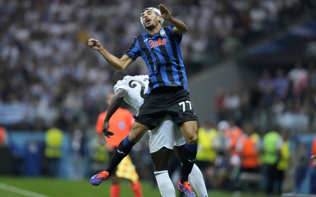 Atalanta's Davide Zappacosta jumps for the ball above Real Madrid's Antonio Ruediger during the UEFA Super Cup Final soccer match between Real Madrid and Atalanta at the Narodowy stadium in Warsaw, Poland, Wednesday, Aug. 14, 2024. (AP Photo/Darko Bandic)