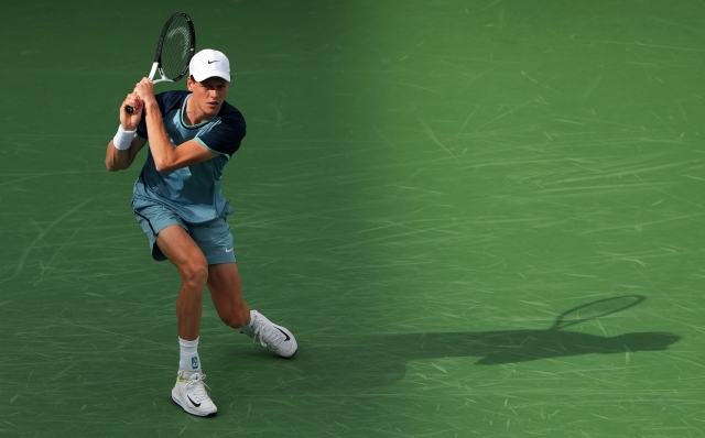 MASON, OHIO - AUGUST 18: Jannik Sinner of Italy plays a backhand during his match against Alexander Zverev of Germany during Day 8 of the Cincinnati Open at the Lindner Family Tennis Center on August 18, 2024 in Mason, Ohio.   Dylan Buell/Getty Images/AFP (Photo by Dylan Buell / GETTY IMAGES NORTH AMERICA / Getty Images via AFP)