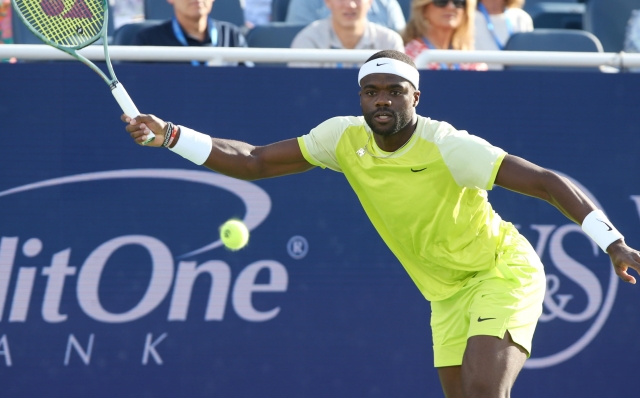 epa11555680 Frances Tiafoe of the United States in action against Jannik Sinner of Italy during the finals of the Cincinnati Open in Mason, Ohio, USA, 19 August 2024.  EPA/MARK LYONS