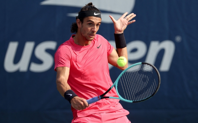 NEW YORK, NEW YORK - AUGUST 26: Lorenzo Musetti of Italy returns against Reilly Opelka of the United States during their Men's Singles First Round match on Day One of the 2024 US Open at the USTA Billie Jean King National Tennis Center on August 26, 2024 in the Flushing neighborhood of the Queens borough of New York City.   Matthew Stockman/Getty Images/AFP (Photo by MATTHEW STOCKMAN / GETTY IMAGES NORTH AMERICA / Getty Images via AFP)