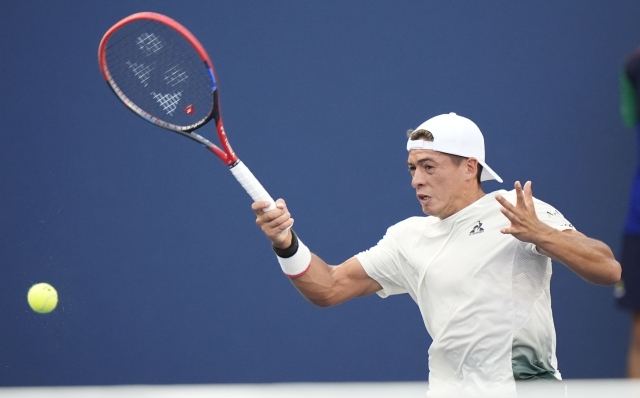 Sebastian Baez, of Argentina, returns a shot to Luciano Darderi, of Italy, during a first round match of the U.S. Open tennis championships, Monday, Aug. 26, 2024, in New York. (AP Photo/Frank Franklin II)