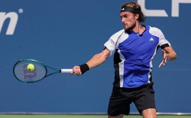 epa11567377 Stefanos Tsitsipas of Greece returns the ball to Thanasi Kokkinakis of Australia (unseen) during their first round match of the US Open Tennis Championships at the USTA Billie Jean King National Tennis Center in Flushing Meadows, New York, USA, 27 August 2024. The US Open tournament runs from 26 August through 08 September.  EPA/SARAH YENESEL