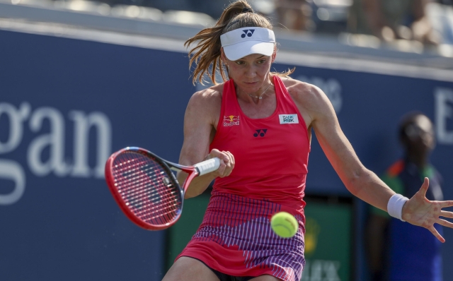 epa11567733 Elena Rybakina of Kazakhstan returns the ball to Destanee Aiava of Australia (unseen) during their first round match of the US Open Tennis Championships at the USTA Billie Jean King National Tennis Center in Flushing Meadows, New York, USA, 27 August 2024. The US Open tournament runs from 26 August through 08 September.  EPA/SARAH YENESEL