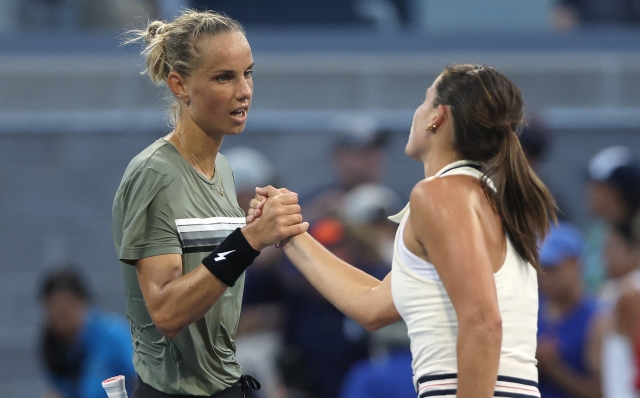 NEW YORK, NEW YORK - AUGUST 28: Arantxa Rus (L) of Netherlands shakes hands with Emma Navarro of the United States after her loss during their Women's Singles Second Round match on Day Three of the 2024 US Open at USTA Billie Jean King National Tennis Center on August 28, 2024 in the Flushing neighborhood of the Queens borough of New York City.   Matthew Stockman/Getty Images/AFP (Photo by MATTHEW STOCKMAN / GETTY IMAGES NORTH AMERICA / Getty Images via AFP)