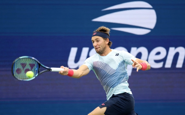 NEW YORK, NEW YORK - SEPTEMBER 01: Casper Ruud of Norway returns a shot against Taylor Fritz of the United States during their Men's Singles Fourth Round match on Day Seven of the 2024 US Open at USTA Billie Jean King National Tennis Center on September 01, 2024 in the Flushing neighborhood of the Queens borough of New York City.   Luke Hales/Getty Images/AFP (Photo by Luke Hales / GETTY IMAGES NORTH AMERICA / Getty Images via AFP)