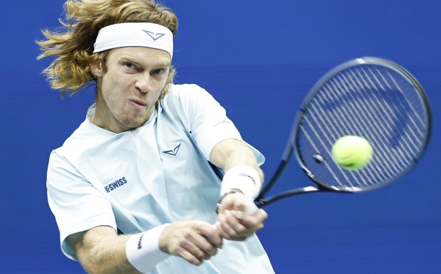 epaselect epa11578258 Andrey Rublev of Russia hits a return to Grigor Dimitrov of Bulgaria during their fourth round match at the US Open Tennis Championships at the USTA Billie Jean King National Tennis Center in Flushing Meadows, New York, USA, 01 September 2024. The US Open tournament runs from 26 August through 08 September.  EPA/JUSTIN LANE