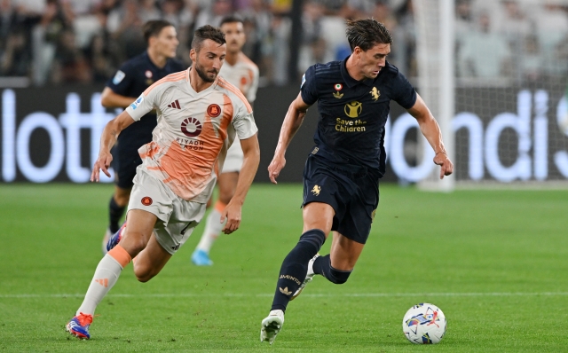 TURIN, ITALY - SEPTEMBER 01: Dusan Vlahovic of Juventus runs with the ball whilst under pressure from Bryan Cristante of AS Roma during the Serie A match between Juventus and AS Roma at Allianz Stadium on September 01, 2024 in Turin, Italy. (Photo by Chris Ricco/Getty Images)