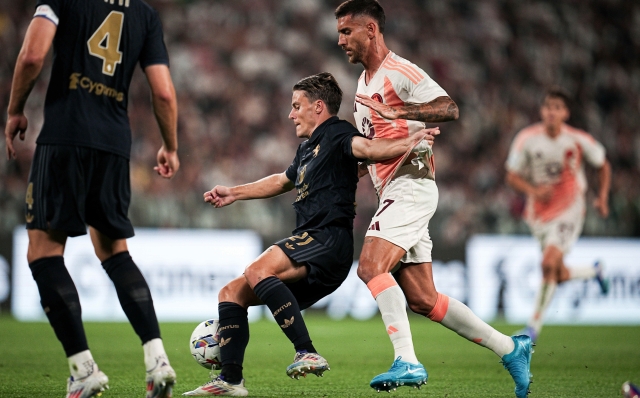 Juventus? Andrea Cambiaso fights for the ball with Roma?s Lorenzo Pellegrini   during the Serie A soccer match between Juventus and Roma at the Allianz Stadium in Turin, north west Italy - Sunday, September 01, 2024. Sport - Soccer . (Photo by Marco Alpozzi/Lapresse)