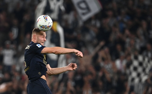 Juventus' Dutch midfielder #8 Teun Koopmeiners heads the ball during the Italian Serie A football match between Juventus and Roma at Allianz Stadium in Turin, on September 1, 2024. (Photo by Isabella BONOTTO / AFP)