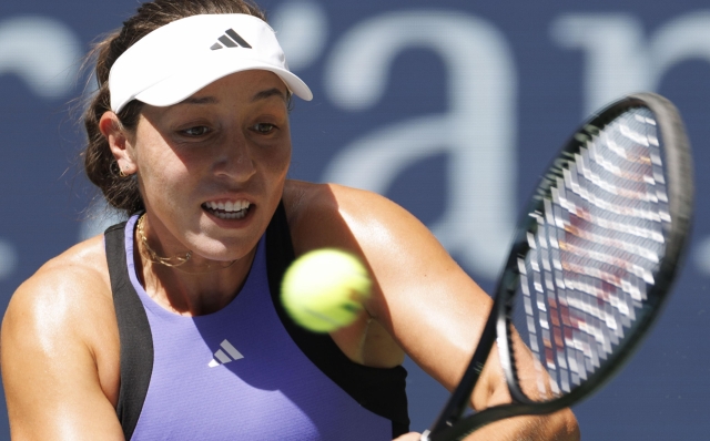 epa11580363 Jessica Pegula of USA in action during the Women Singles Round of 16 match against Diana Shnaider of Russia at the US Open tennis championships in Flushing Meadows, New York, USA, 02 September 2024.  EPA/CJ GUNTHER