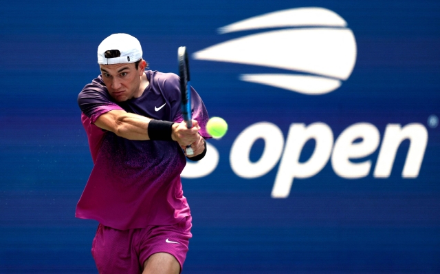 NEW YORK, NEW YORK - SEPTEMBER 02: Jack Draper of Great Britain returns a shot against Tomas Machac of Czech Republic during their Men's Singles Fourth Round match on Day Eight of the 2024 US Open at USTA Billie Jean King National Tennis Center on September 02, 2024 in the Flushing neighborhood of the Queens borough of New York City.   Sarah Stier/Getty Images/AFP (Photo by Sarah Stier / GETTY IMAGES NORTH AMERICA / Getty Images via AFP)