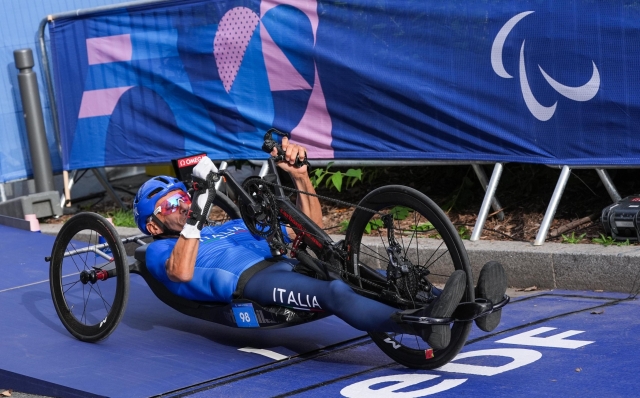 Luca Mazzone alle Paralimpiadi di Parigi 2024, medaglia d'argento nella crono individuale H2 di ciclismo su strada ai Giochi paralimpici di Parigi 2024. ANSA/ LUCA PAGLIARICCI - CIP ++ANSA PROVIDES ACCESS TO THIS HANDOUT PHOTO TO BE USED SOLELY TO ILLUSTRATE NEWS REPORTING OR COMMENTARY ON THE FACTS OR EVENTS DEPICTED IN THIS IMAGE; NO ARCHIVING; NO LICENSING +++ NPK +++