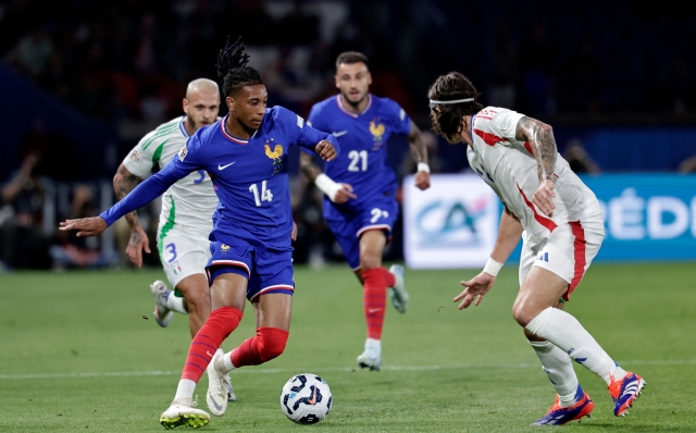 France's forward #14 Michael Olise fights for the ball with Italy's defender #05 Riccardo Calafiori (R) during the UEFA Nations League Group A2 football match between France and Italy at the Parc des Princes in Paris on September 6, 2024. (Photo by STEPHANE DE SAKUTIN / AFP)