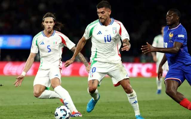 Italy's midfielder #10 Lorenzo Pellegrini controls the ball during the UEFA Nations League Group A2 football match between France and Italy at the Parc des Princes in Paris on September 6, 2024. (Photo by Franck FIFE / AFP)