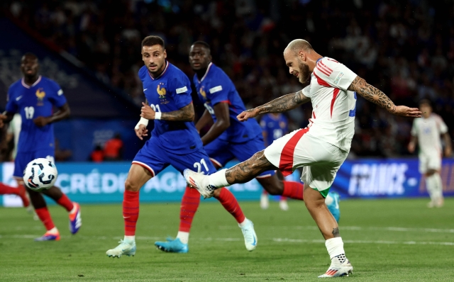 Italy's defender #03 Federico Dimarco kicks the ball and scores during the UEFA Nations League Group A2 football match between France and Italy at the Parc des Princes in Paris on September 6, 2024. (Photo by Franck FIFE / AFP)