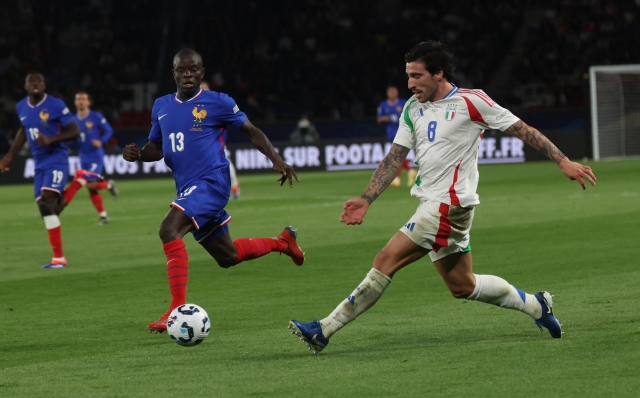 epa11590316 N'Golo Kante (L) of France and Sandro Tonali (R) of Italy in action during the UEFA Nations League group B soccer match between France and Italy in Paris, France, 06 September 2024.  EPA/MOHAMMED BADRA