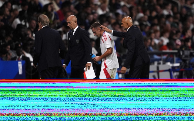 injury of Davide Frattesi (Italy)  with Luciano Spalletti (Italy) during the Uefa Nations League 24-25 soccer match between France and Italy (group B) at the Parc des Princes, Paris, France -  September 6,  2024. Sport - Soccer . (Photo by Fabio Ferrari/LaPresse)