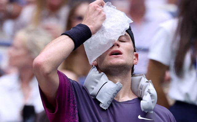 NEW YORK, NEW YORK - SEPTEMBER 06: Jack Draper of Great Britain cools off during a changeover against Jannik Sinner of Italy during their Men's Singles Semifinal match on Day Twelve of the 2024 US Open at USTA Billie Jean King National Tennis Center on September 06, 2024 in the Flushing neighborhood of the Queens borough of New York City.   Al Bello/Getty Images/AFP (Photo by AL BELLO / GETTY IMAGES NORTH AMERICA / Getty Images via AFP)